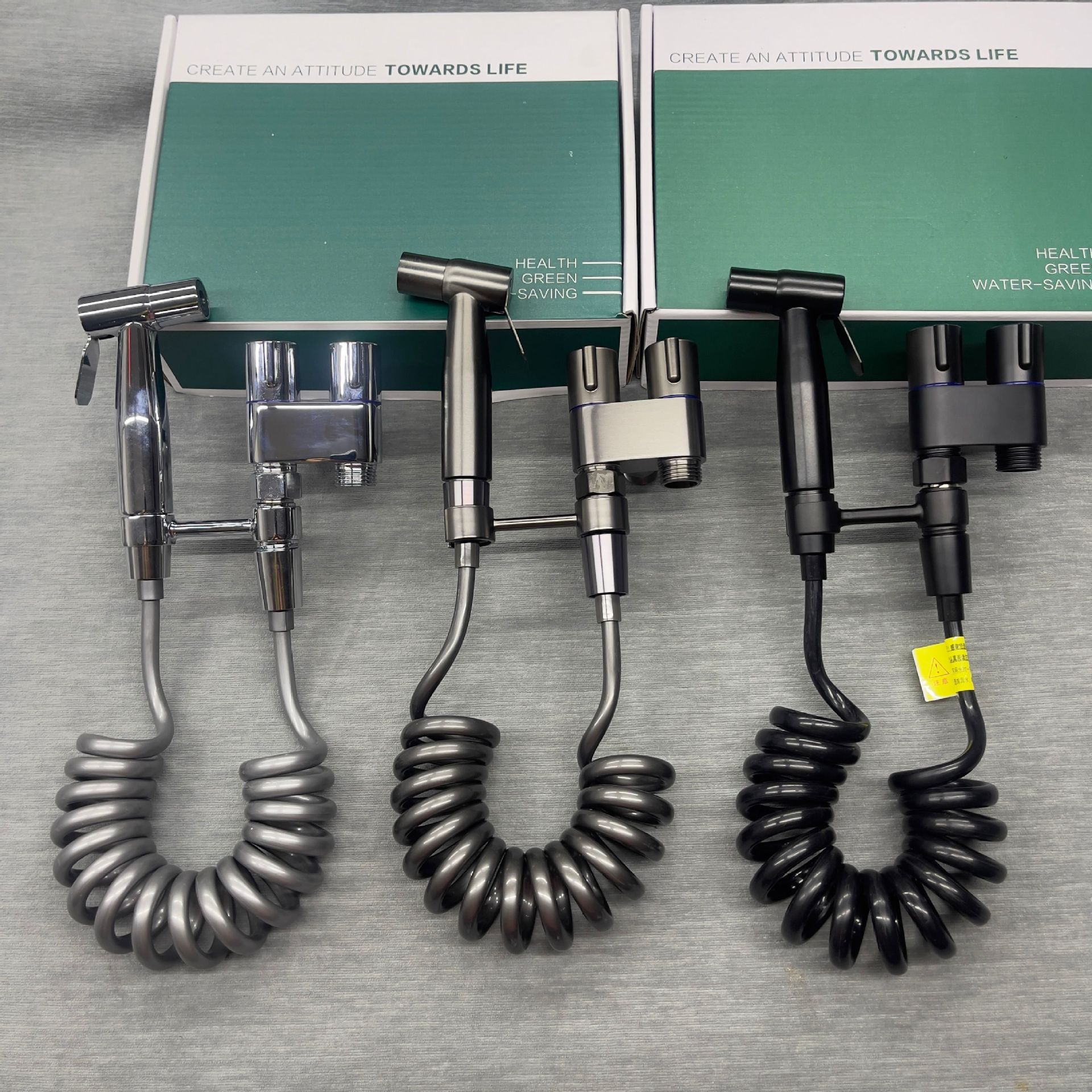 The stainless steel spray gun is connected to the faucet, the washbasin, the bathroom toilet, the pressurized high-flush toilet, and the shower partner full figure