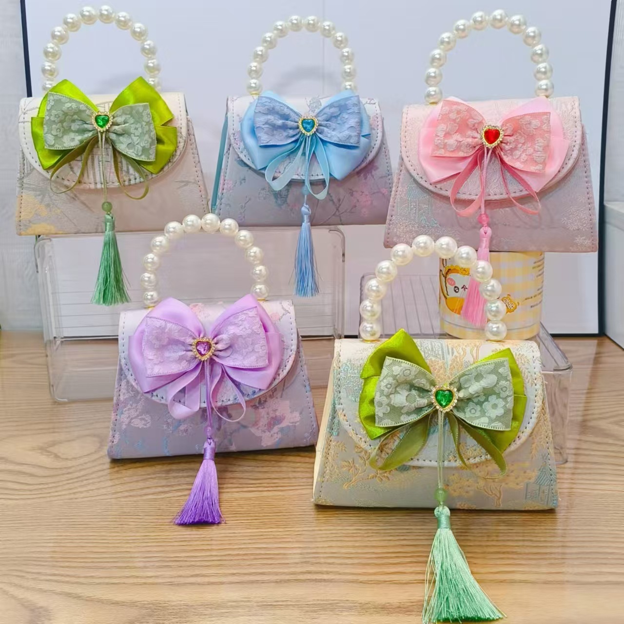 Little girl pearl chain small bag, cute bow, little girl ancient-style costume bag, children's princess Hanfu crossbody backpack details Picture