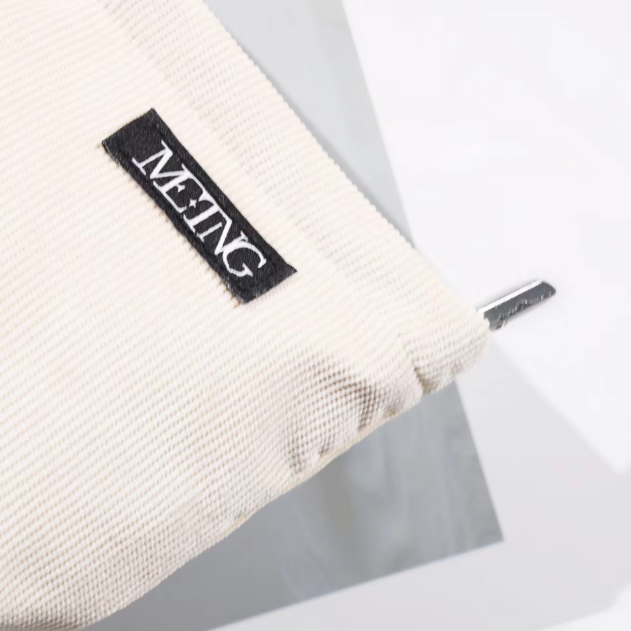 Simple triangular coin purse, nylon three-dimensional large-capacity mobile phone key card case, coin bag, portable storage bag Specification drawing