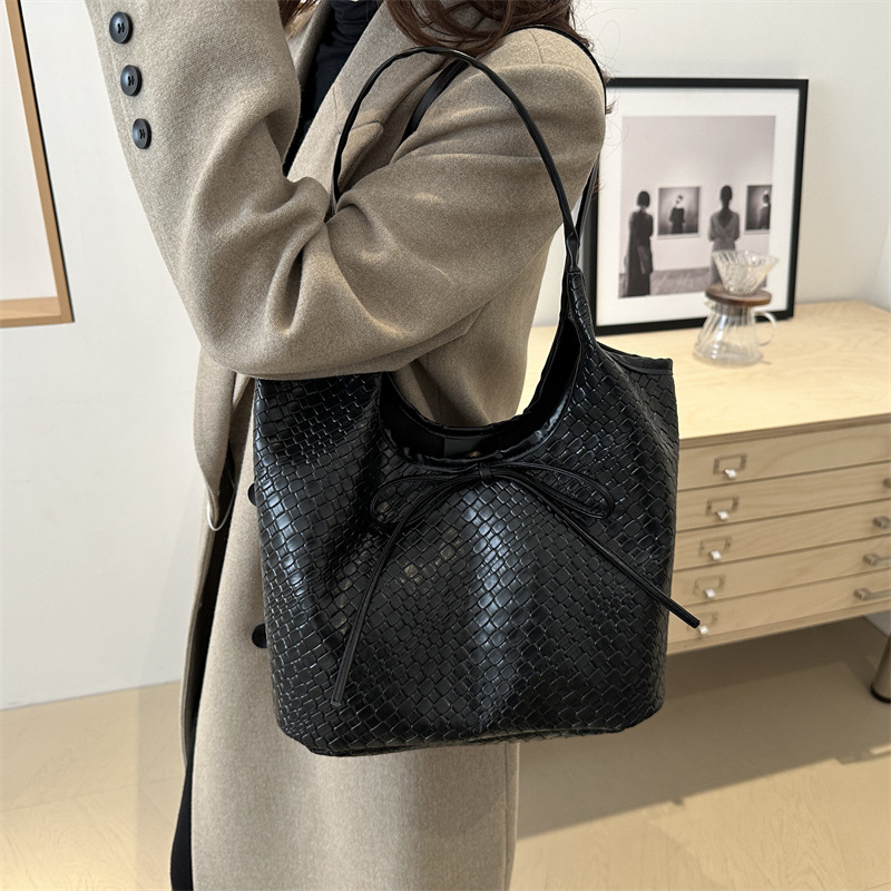 Large-capacity fashionable casual bag for women, 2025 new style simple retro trendy shoulder bag, stylish and versatile tote bag details Picture