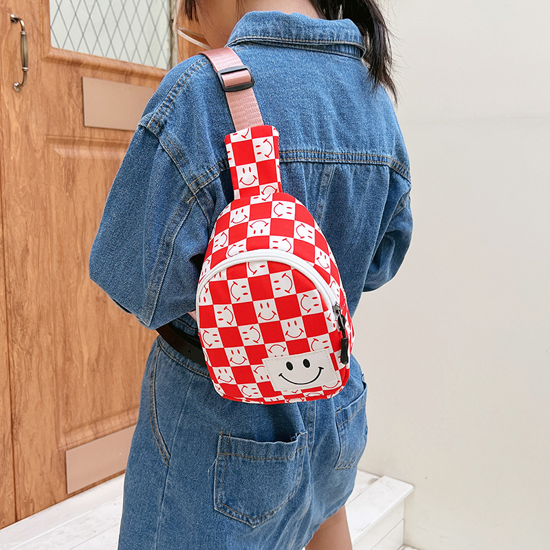 The 2022 new style of children's bags features fashionable printed crossbody small chest bags for boys and girls. The children's checkerboard pattern is lightweight and available Specification drawing