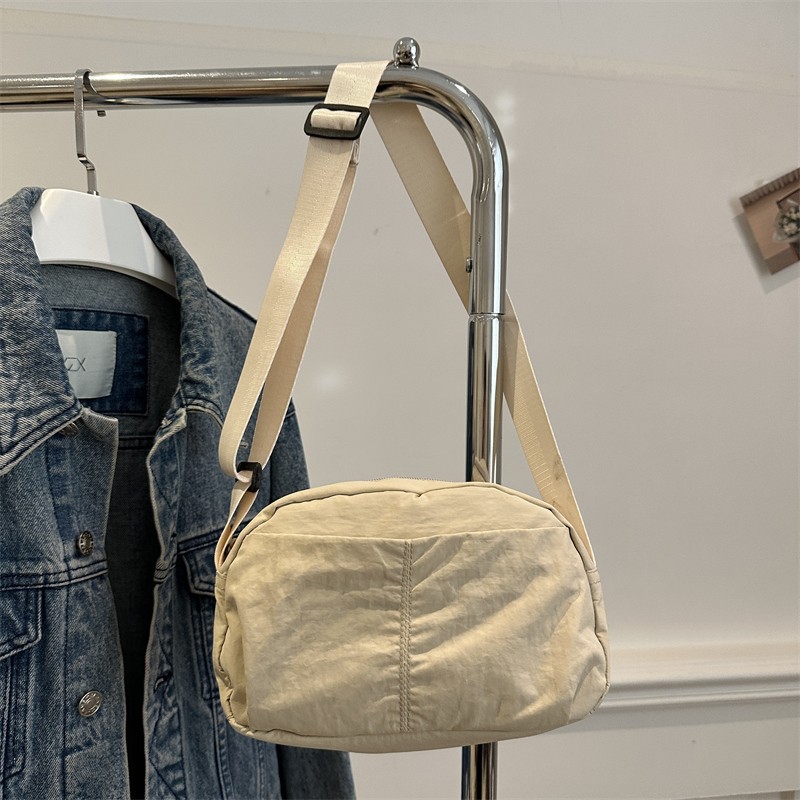 A versatile solid color simple single-shoulder bag, a new fashionable and casual crossbody bag, a lightweight and fashionable bag for both men and women Item Picture