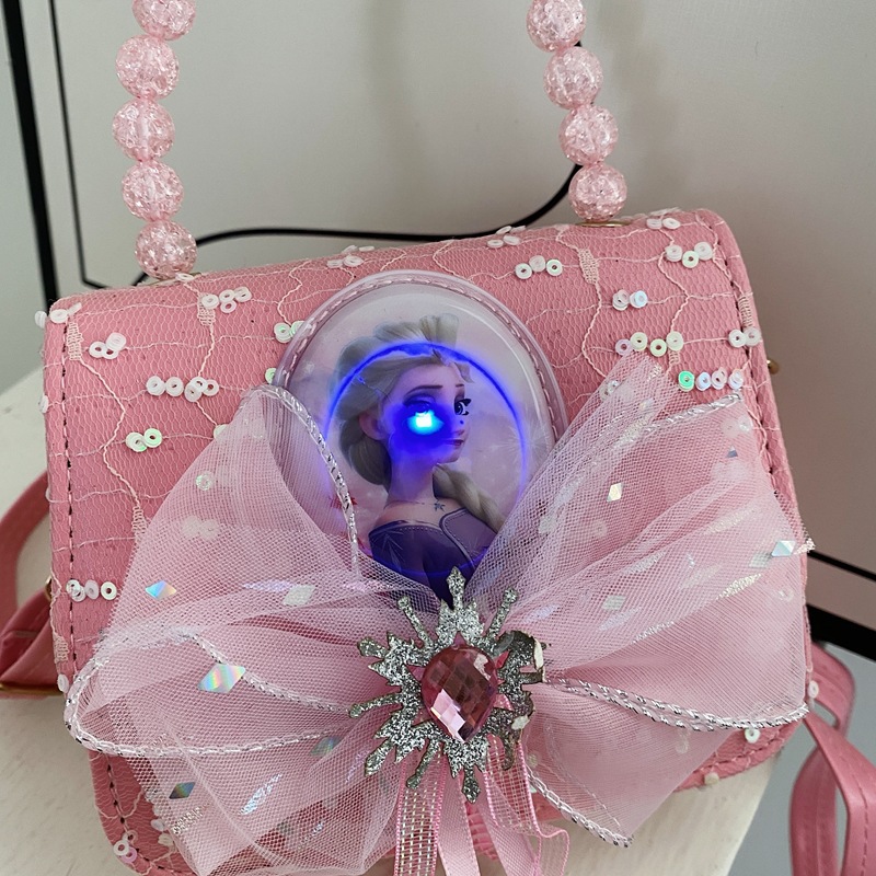 Children's Aisha's illuminated single-shoulder bag, fashionable chiffon dress, bow, versatile, little girl's ice and snow outfit, crossbody handbag Application Scenario