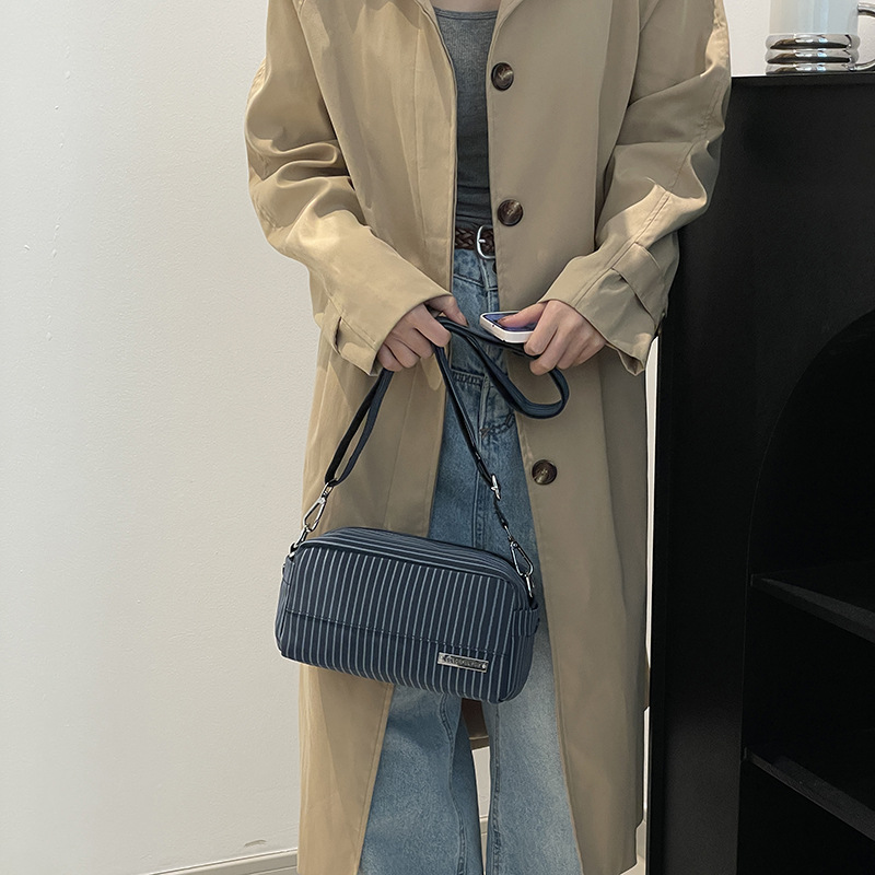 Colorful Fox's new large-capacity makeup bag, Korean-style casual single-shoulder bag, water-resistant crossbody bag Specification drawing