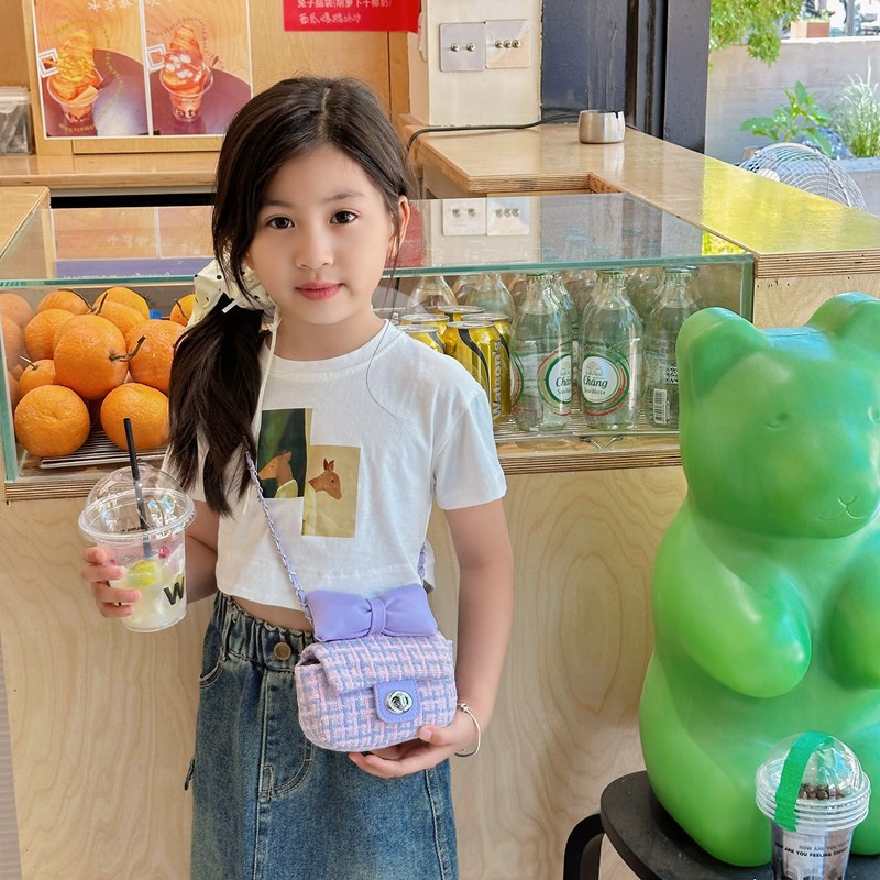 The 2024 autumn collection of trendy children's bags features a sweet bow crossbody bag for kids and a stylish checkered cute girl bag Application Scenario