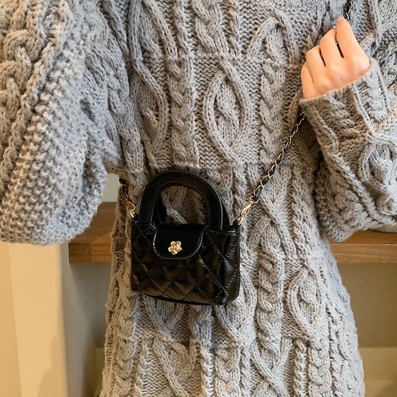 2024 New mini Children's and Girls' Chanel-style parent-child chain crossbody hand-held lipstick accessory small bag for women Application Scenario