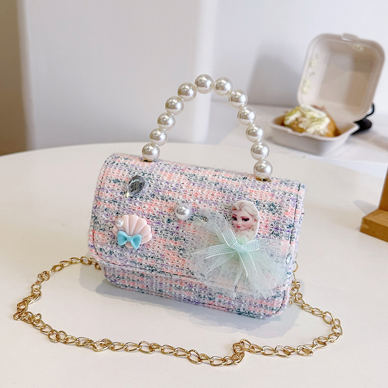 A new Japanese-style cute children's bag featuring an ins little Chanel-style woven cartoon character, the little princess Elsa, and a single-shoulder crossbody small bag details Picture
