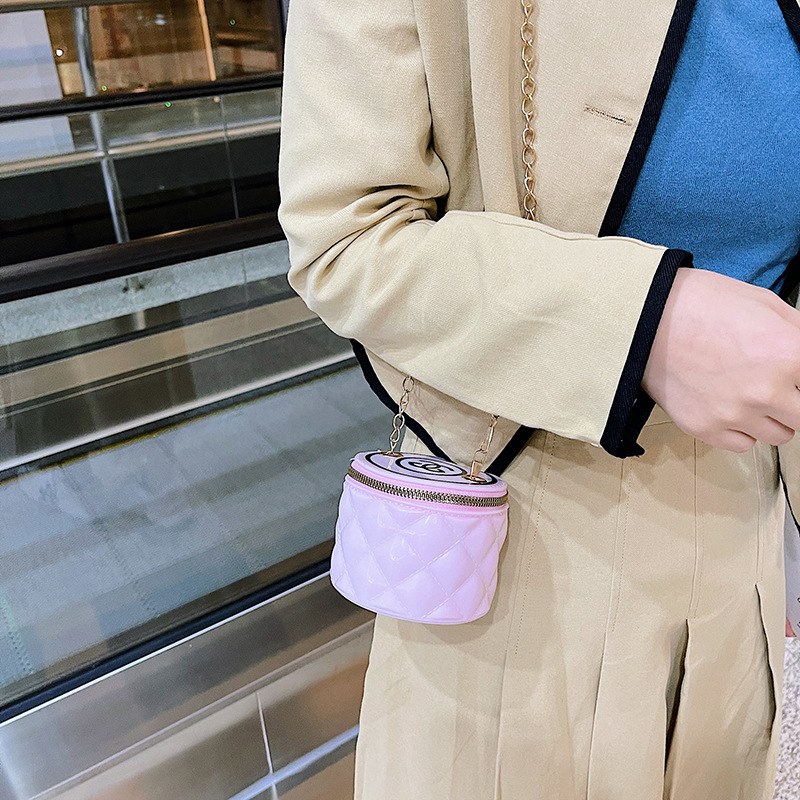 Spring/Summer 2025 new style jelly bag, mini diamond-shaped chain round bucket bag, single-shoulder crossbody retro cylinder women's bag Application Scenario