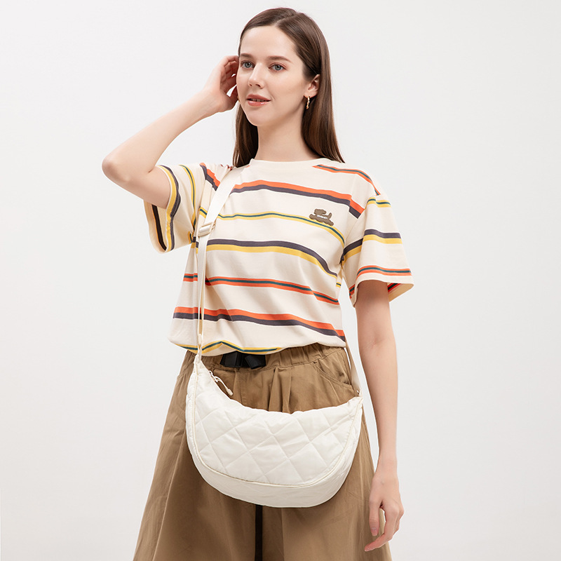 This crossbody bag is a large-capacity, versatile, lightweight, artistic and laid-back style dumpling bag for women. It is a simple and solid-colored student single-shoulder bag details Picture