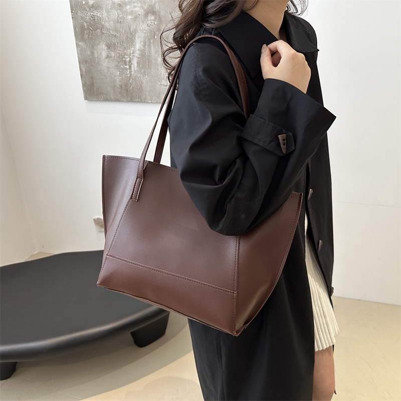 A new minimalist and stylish tote bag with a contrasting color scheme for commuting, a versatile and elegant shoulder bag for women details Picture