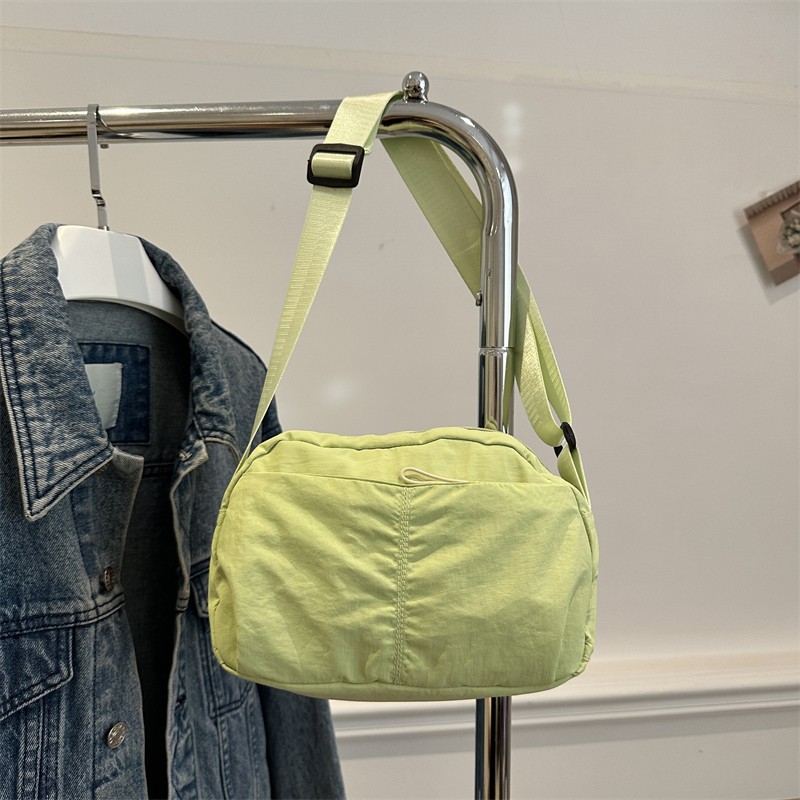 A versatile solid color simple single-shoulder bag, a new fashionable and casual crossbody bag, a lightweight and fashionable bag for both men and women Application Scenario