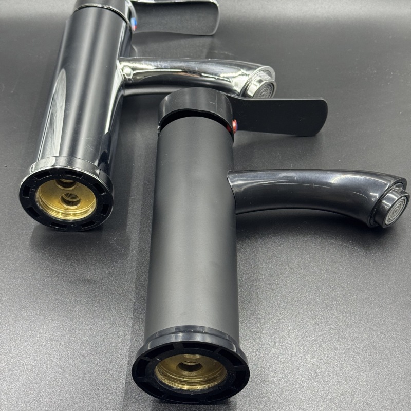 Cold and hot water faucets, single-hole bathroom cabinets, washbasins, washbasins, washbasins, bathroom countertop basins, faucets, drainage accessories Application Scenario