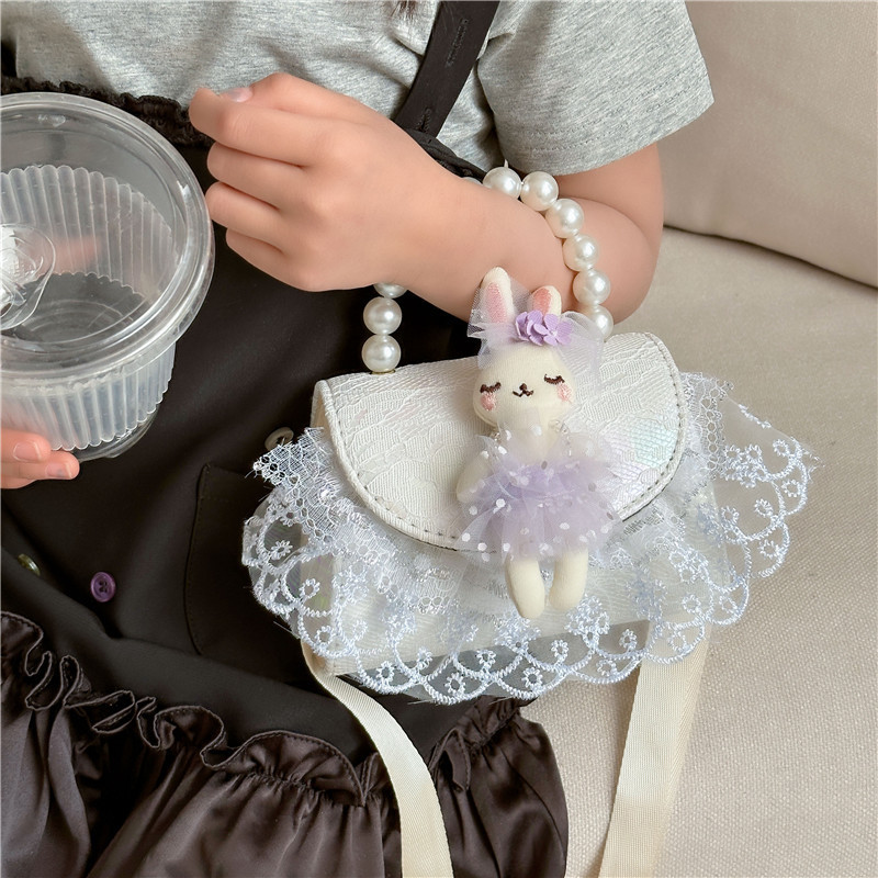 Fashionable girl pearl hand-held princess bag, cute children's bag, crossbody bag, texture casual change accessory bag Application Scenario