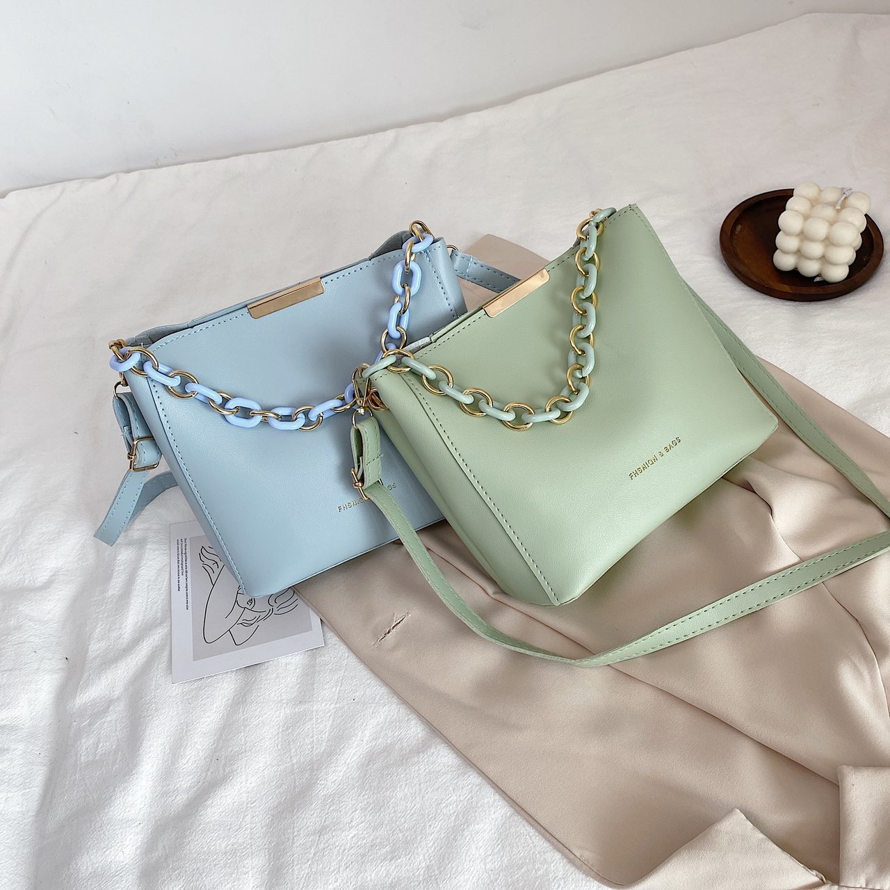 The 2022 new Korean-style women's bucket bag is a trendy spring and summer single-shoulder crossbody bag for young women. It's a cute and simple commuting bag for women details Picture