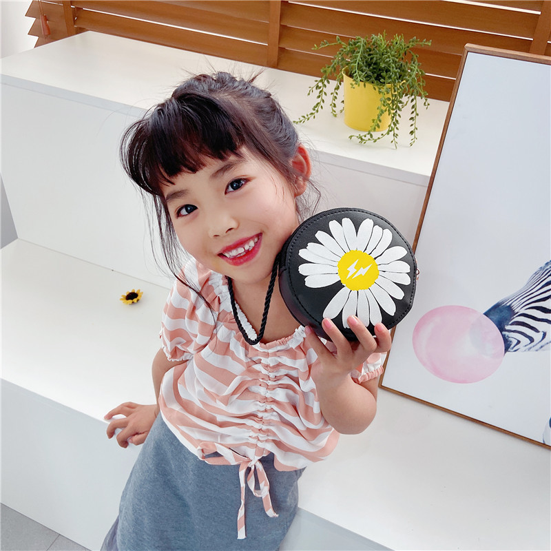 Cute cartoon little bags for children, fashionable little daisies crossbody bag for girls and babies, princess girls and kids, trendy and adorable details Picture