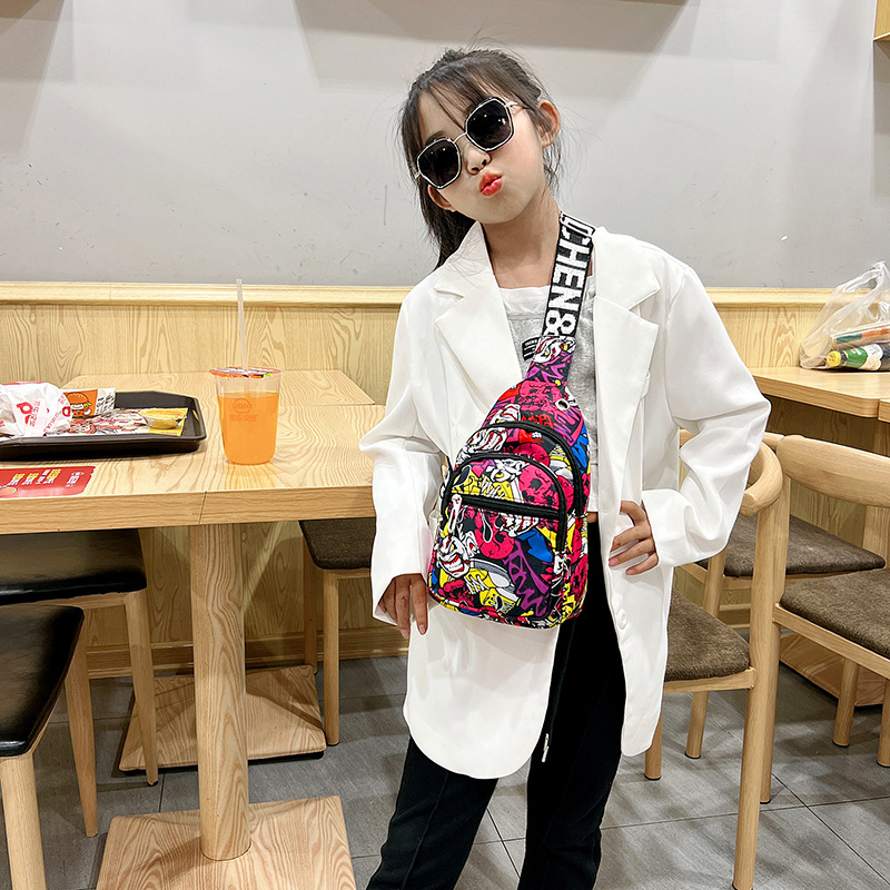 2022 New Korean-style fashionable children's single-shoulder crossbody bag, trendy, casual and personalized printed small backpack on the chest details Picture