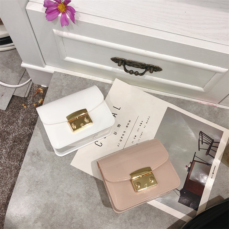 The new 2025 Korean-style trendy and simple chain bag for women is fashionable and stylish. It's a mini square bag with a single shoulder and crossbody Application Scenario