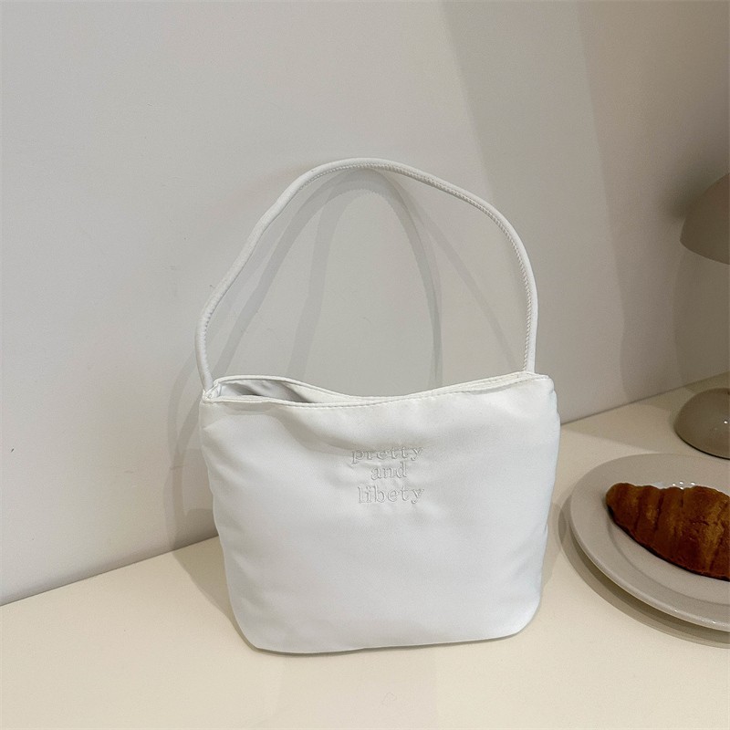 A high-end, versatile single-shoulder bag, a new trendy and fashionable casual commuting bag, a large-capacity, simple ladies' handbag details Picture