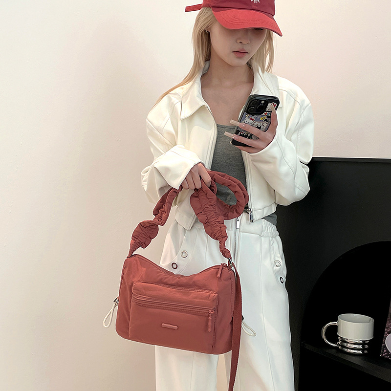 Colorful Fox Japanese niche drawstring cloud pleated women's bag, light and casual commuting single-shoulder crossbody bag Application Scenario