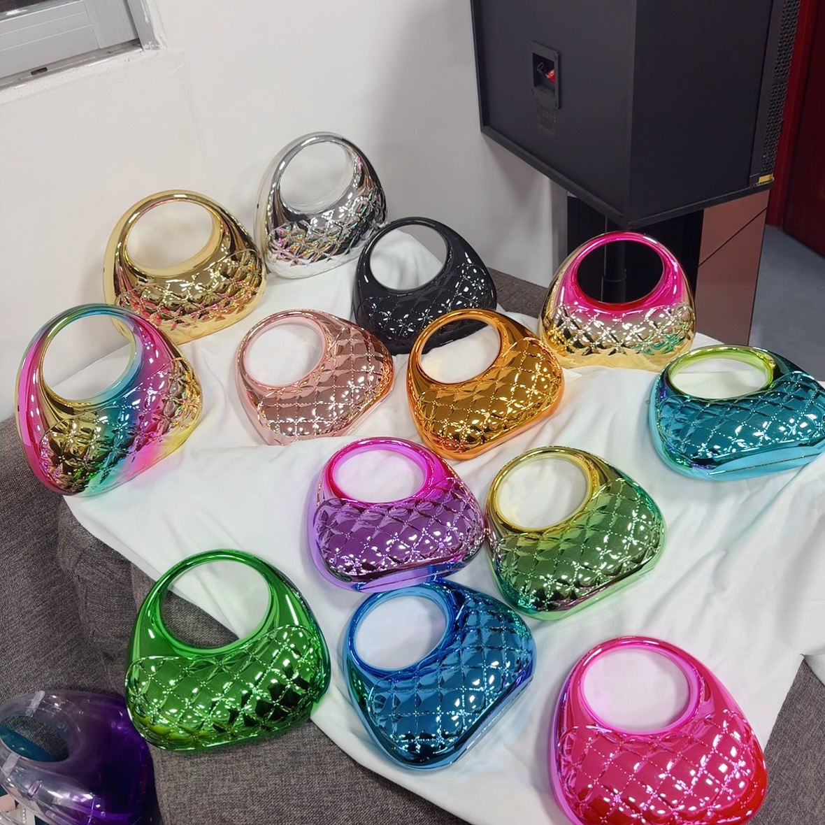 2025 New cross-border cloud-shell glossy acrylic bag with diamond-patterned patterns for banquets, a dazzling hand-held crossbody small bag full figure