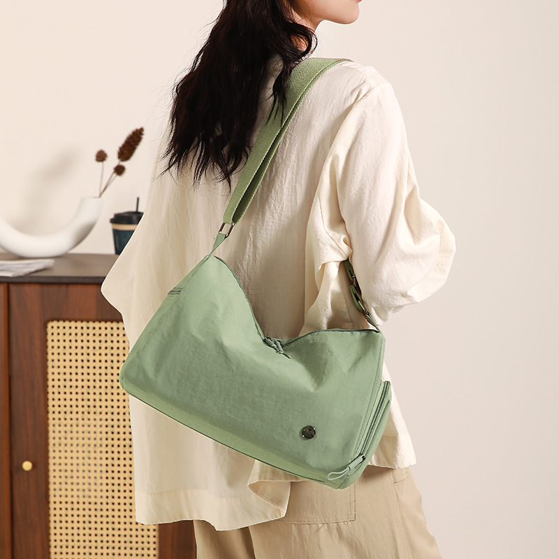 The new large-capacity women's single-shoulder bag is a bestseller. It's a high-end, simple and fashionable Korean-style crossbody bag Application Scenario