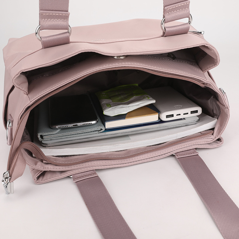 Colorful Fox's new large-capacity tote bag for women, Korean style fashionable and trendy single-shoulder bag, hand-held crossbody bag Application Scenario
