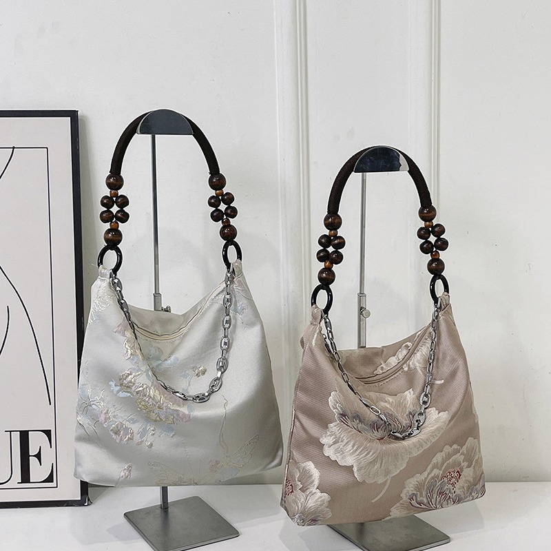 A new large-capacity casual sandalwood beaded handbag with a single shoulder and underarm tote bag in Chinese style 2024 full figure