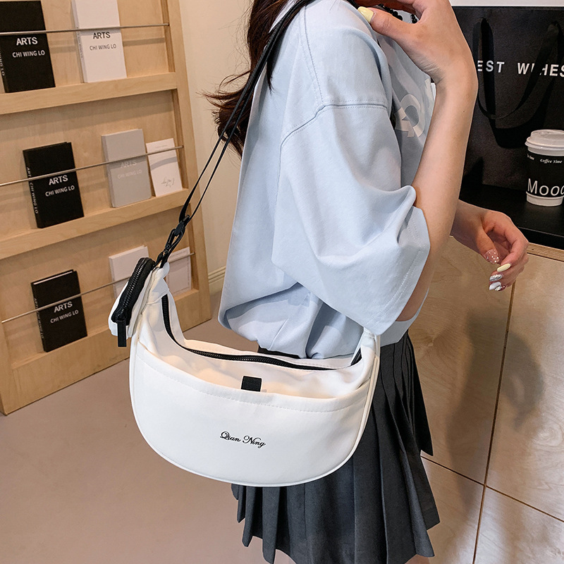 Japanese minimalist dumpling bag 2024 New sporty style large capacity crossbody bag for students, single-shoulder commuting bag for girls Application Scenario