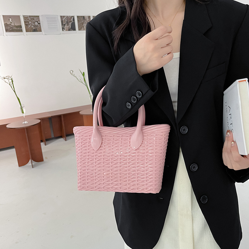The 2025 summer new jelly bag with woven patterns and straw woven vegetable basket bag is simple, single-shoulder, slanted and has a large capacity for women Application Scenario
