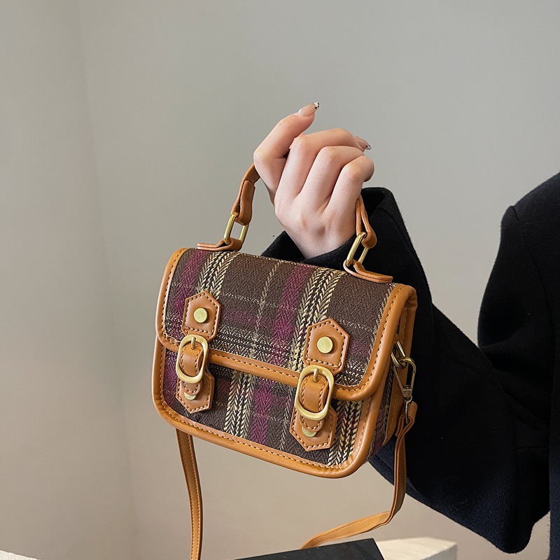 New winter checkered children's bag, Korean-style parent-child messenger bag, stylish color matching, crossbody single-shoulder hand-carry small bag details Picture