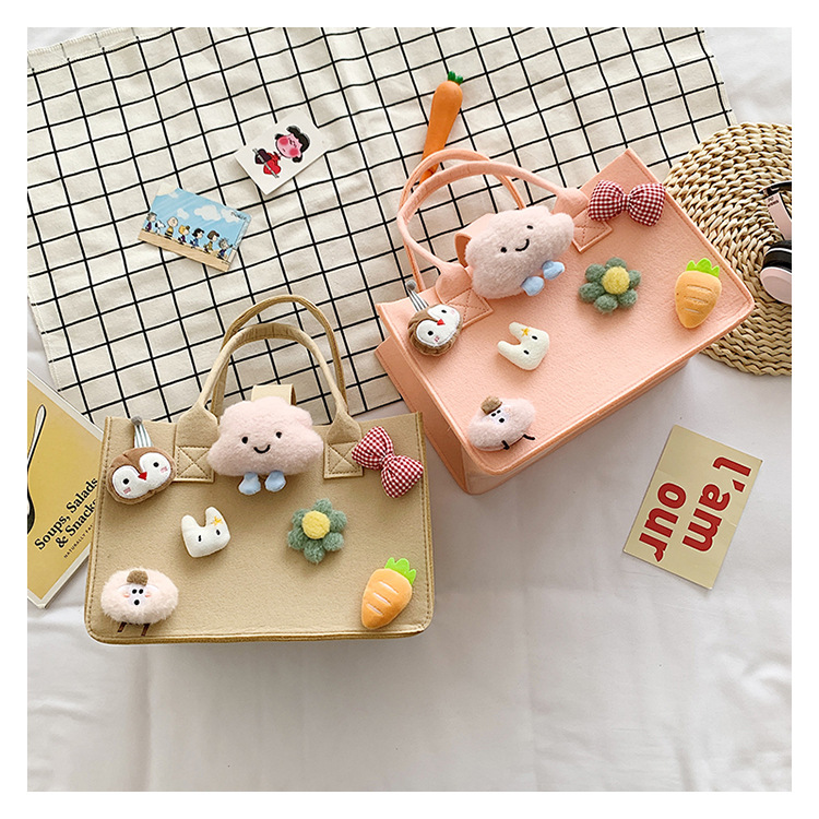 Wholesale of new cartoon felt bags for children's 100th birthday party souvenirs, trendy hand-held wedding gift bags Application Scenario
