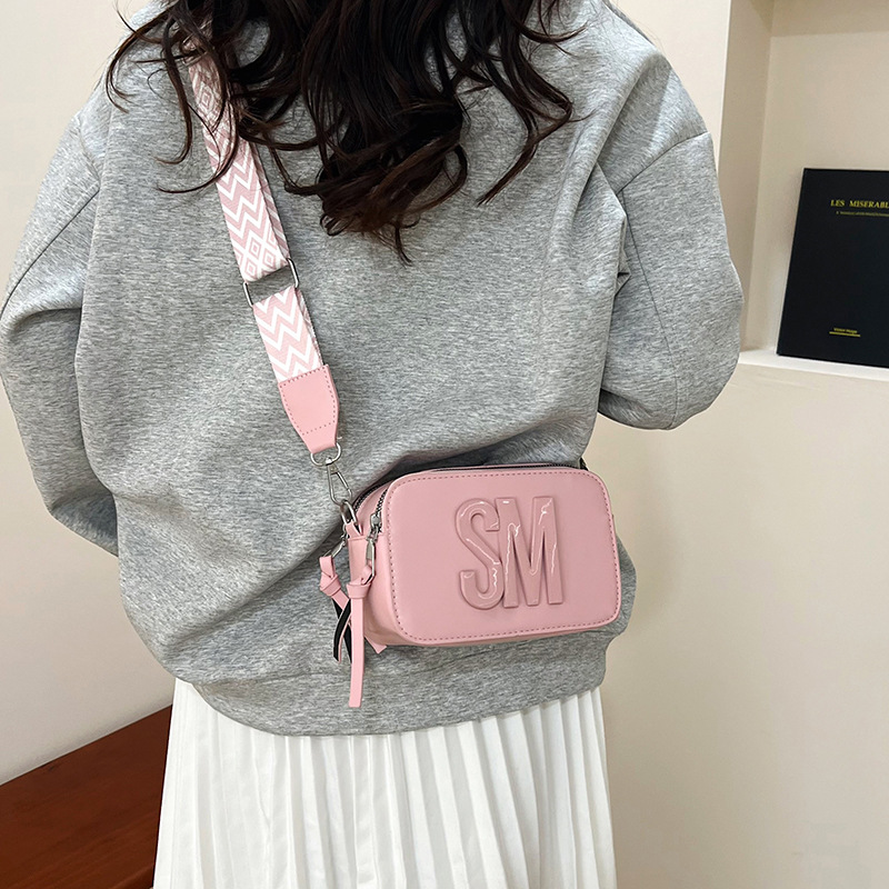 A new large-capacity, trendy and versatile women's bag, a casual, single-shoulder, small square bag with a wide shoulder strap and letter-shaped crossbody bag Specification drawing