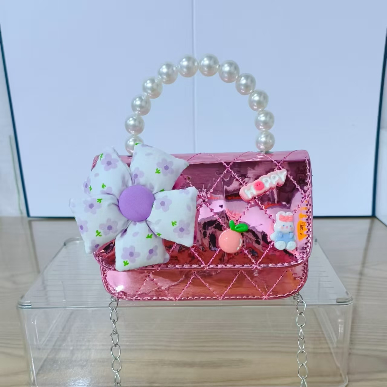 Girls' pearl handbag, crossbody bag, girls' coin purse, laser mini fragrance flower children's bag, chain small square bag Application Scenario