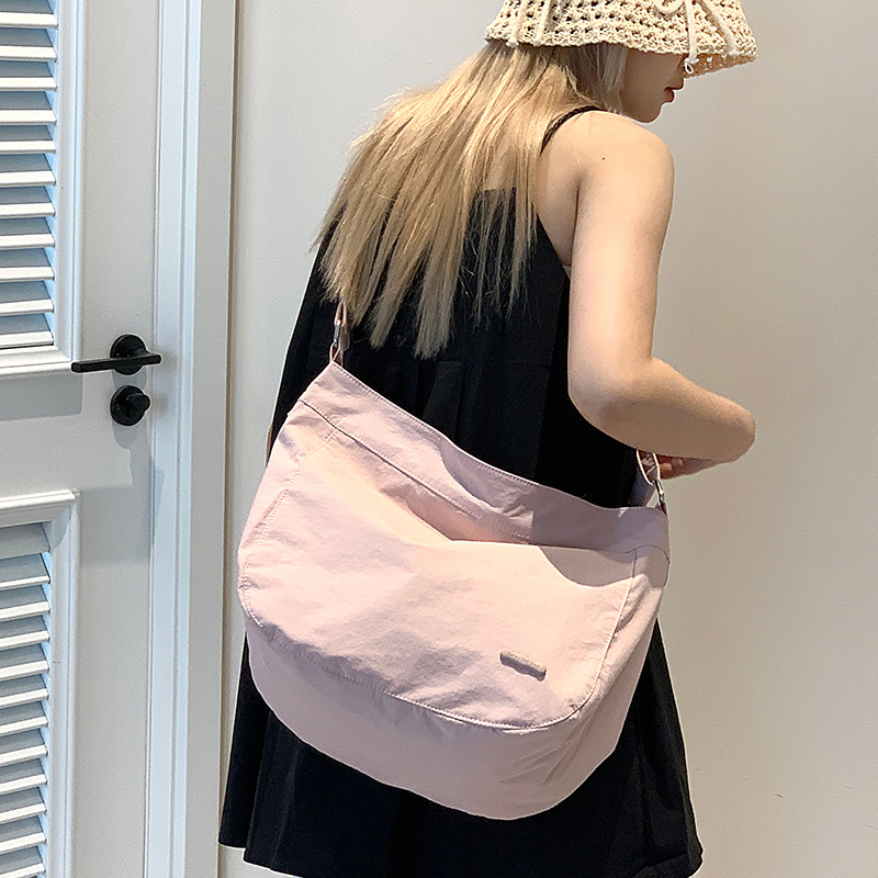 Colorful Fox's new large-capacity women's crossbody bag with niche Japanese and Korean designs is a versatile commuting single-shoulder bag details Picture