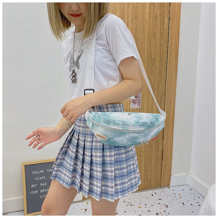 The 2024 new style of Japanese Harajuku trendy single-shoulder bag, a unique tie-dyed girl's chest bag, is fashionable and versatile. It's a single-shoulder crossbody bag Specification drawing