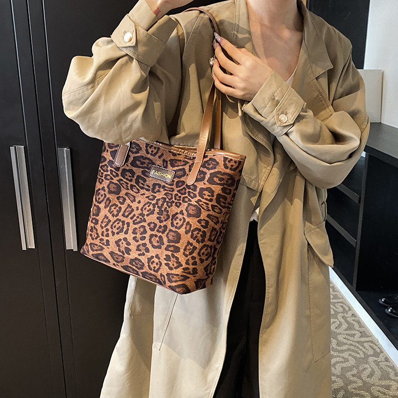 Simple and fashionable single-shoulder bag 2024 new large-capacity trendy and fashionable handbag, ladies' underarm tote bag wholesale details Picture