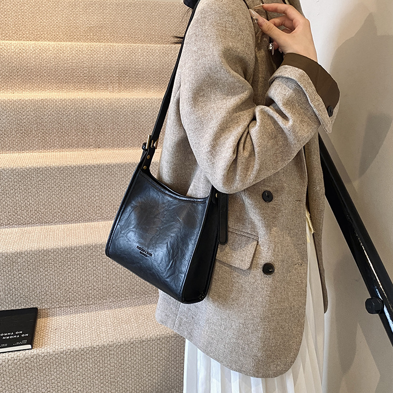 The 2024 new large-capacity commuter tote bag with a retro and fashionable design, a casual and niche single-shoulder bag, is selling well among women details Picture