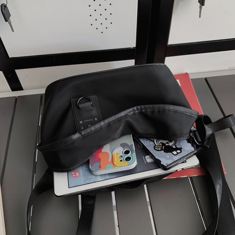 WEPOWER's new men's fashion crossbody bag, trendy casual and fashionable single-shoulder bag, mobile phone and commuting bag Application Scenario