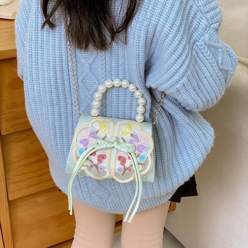 Sweet and stylish pearl hand-held accessory bag for girls, ancient-style Hanfu matching bag, cute red envelope for little girls on one shoulder Application Scenario