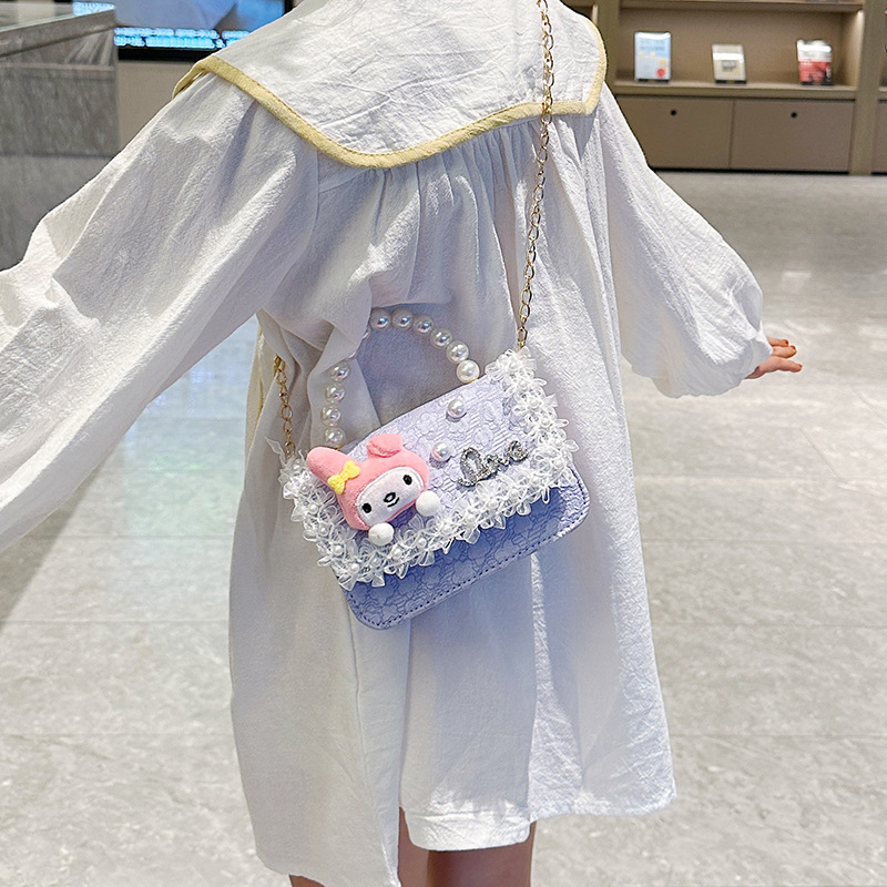 The 2025 new children's pearl crossbody bag features a cute and cartoonical bow, a fashionable and stylish chain, and a versatile coin purse Application Scenario