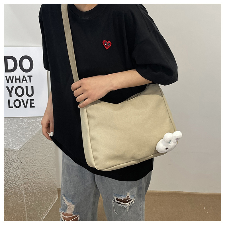 "2024 Autumn New Style Japanese sweet and fashionable single-shoulder bag, simple and cute crossbody bag, one-piece consignment. Application Scenario