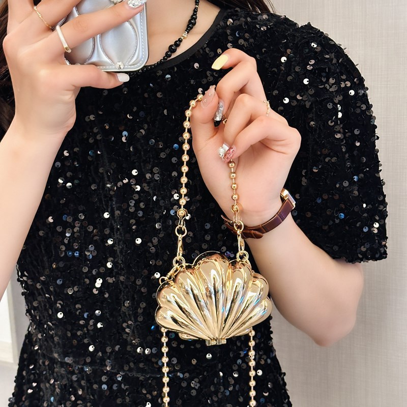 2025 New cross-border metal mini bag, zinc alloy lip bag, crossbody fashionable flower-mouth red envelope makeup bag Application Scenario