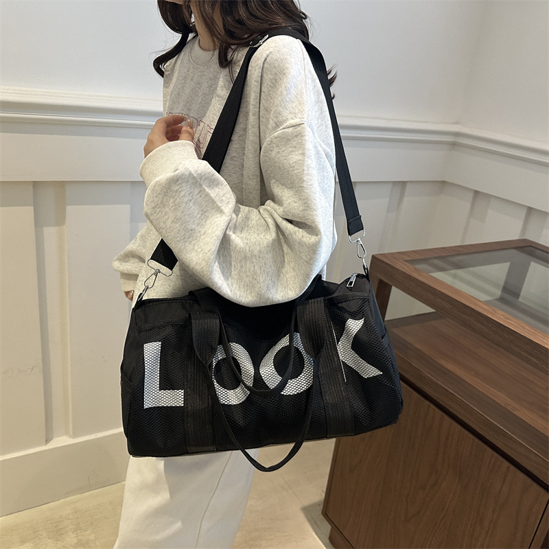Korean style casual letter travel bags for autumn and winter, new large-capacity fashionable fitness bags, Korean style outdoor handbags wholesale Application Scenario