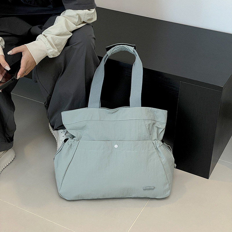Colorful Fox's new high-capacity commuter tote bag, lightweight single-shoulder bag, sports yoga and casual bag from Japan and South Korea Application Scenario