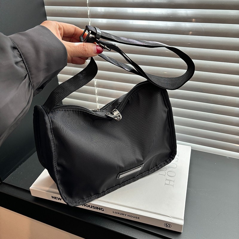 Oxford Fabric casual crossbody bag 2024 New style simple wide shoulder strap single-shoulder bag, multi-color macaron series single-shoulder bag Application Scenario