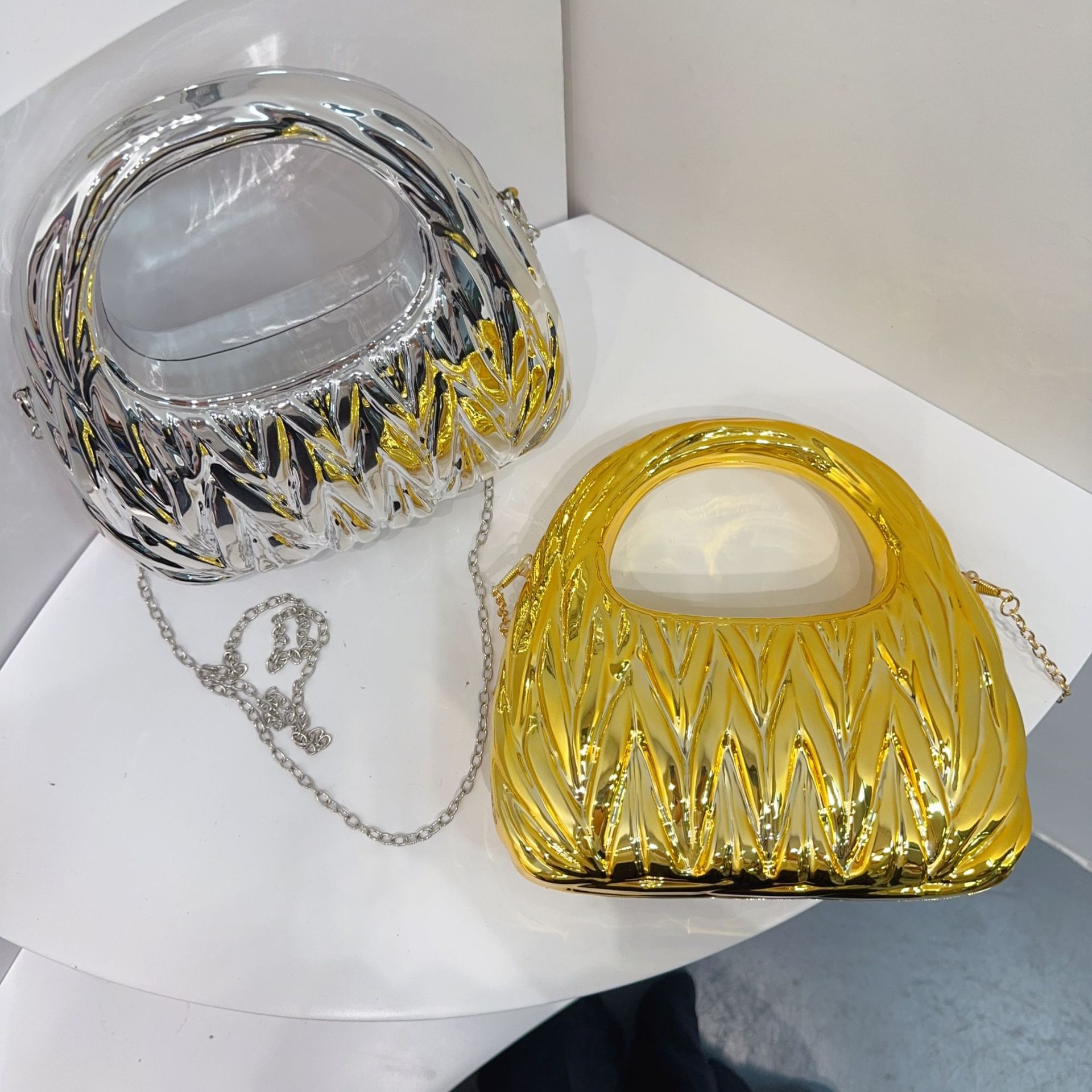 Creative acrylic bag, European and American cross-border fashion pleated cloud bag, versatile, light luxury and personalized banquet handbag details Picture