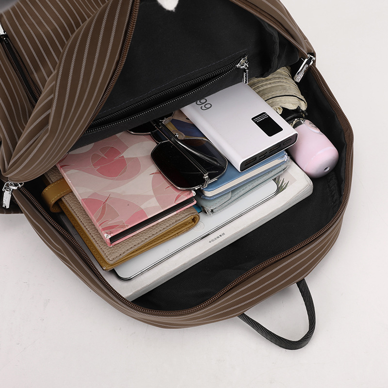 Colorful Fox, a niche and high-end backpack, is casual and versatile. It has a large capacity for travel and commuting, and is lightweight Application Scenario