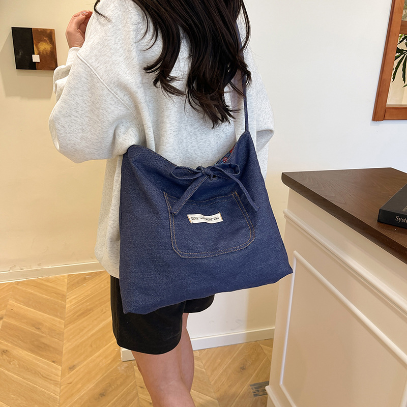 This stylish and versatile ethnic-style tote bag is a new spring collection with denim patchwork on both sides and a large-capacity, stylish single-shoulder bag details Picture