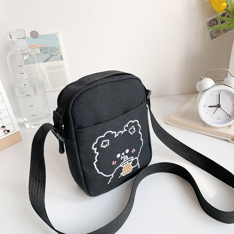 2024 New Korean-style women's Instagram crossbody bag with contrasting colors, versatile student single-shoulder fresh and sweet canvas square bag Application Scenario