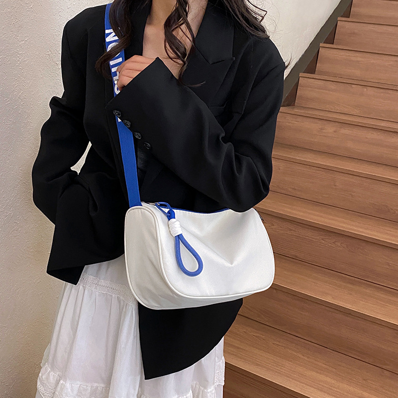 Niche design, large-capacity nylon bag, casual and versatile, single-shoulder crossbody bag, wide shoulder strap, high-quality commuting pillow bag details Picture